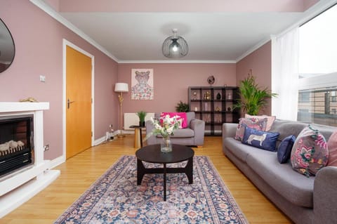 5 Bed Finnieston SkyHigh Duplex with Parking Apartment in Glasgow