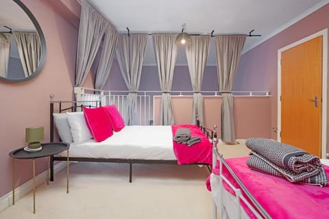 5 Bed Finnieston SkyHigh Duplex with Parking Apartment in Glasgow