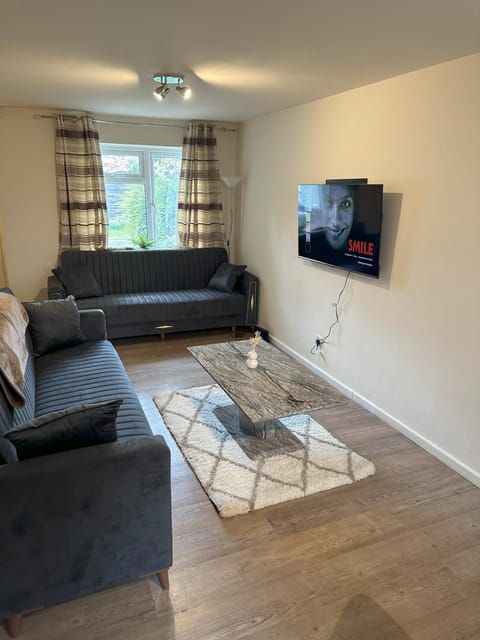 Eastpark 5 bdrms Walk to O2 Apollo and City House in Manchester