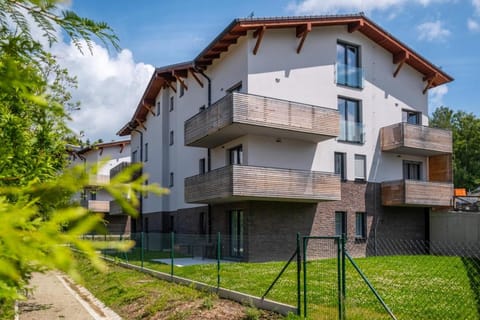 Property building, Facade/entrance, Spring, Day, Natural landscape, Garden, Garden view