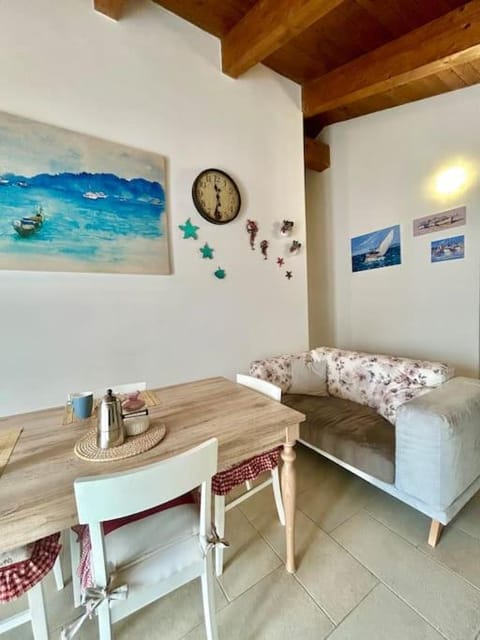 Bed, Seating area, Dining area