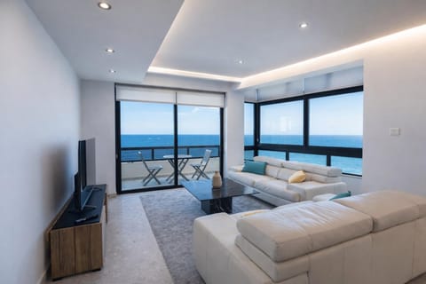 Natural landscape, TV and multimedia, Living room, Seating area, Evening entertainment, Sea view