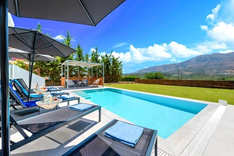 Patio, Nearby landmark, Day, Natural landscape, Mountain view, Pool view, Swimming pool, sunbed