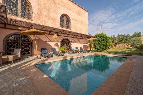 Property building, Patio, Day, Pool view, Swimming pool, sunbed