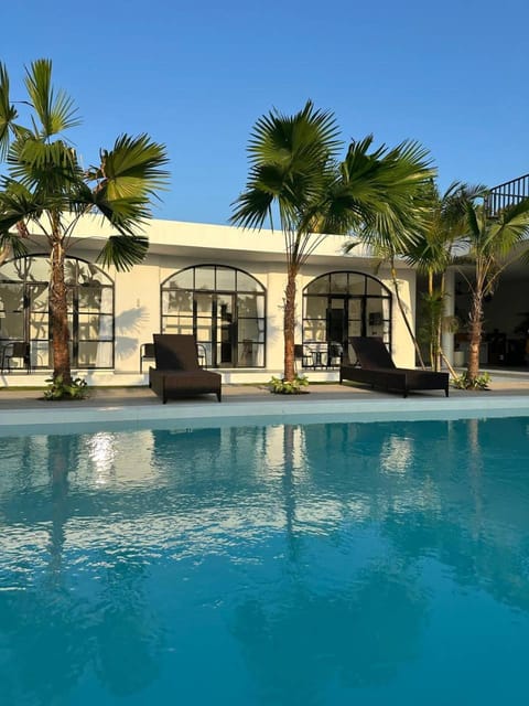 Property building, Patio, Day, Garden view, Pool view, Swimming pool, sunbed