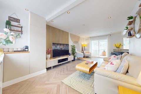 Communal lounge/ TV room, TV and multimedia, Living room, Seating area, Evening entertainment