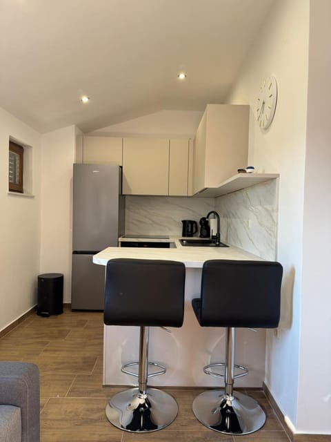 Coffee/tea facilities, Kitchen or kitchenette, Dining area, oven, stove, toaster