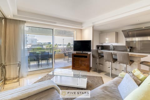 TV and multimedia, Kitchen or kitchenette, Living room