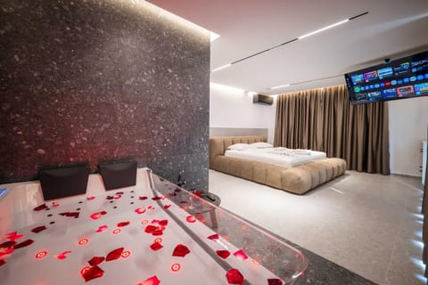 Bed, Hot Tub, TV and multimedia, Bedroom