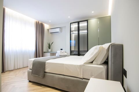 Bed, Photo of the whole room, Seating area, Bedroom, air conditioner
