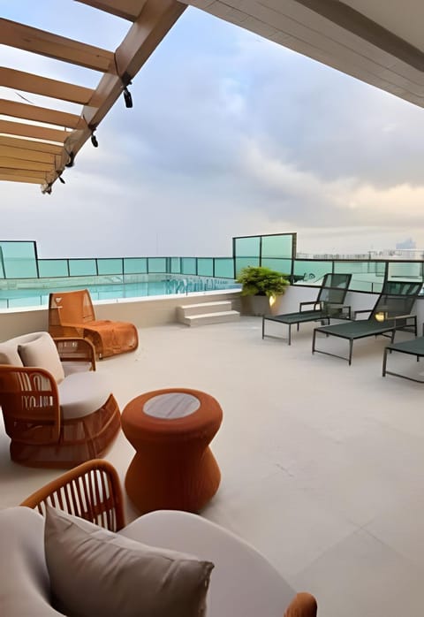 Pool view, Sea view