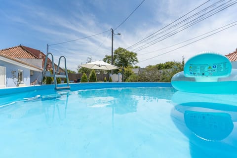 Swimming pool, sunbed