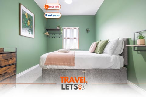 Bed, Photo of the whole room, Bedroom, Text overlay, towels