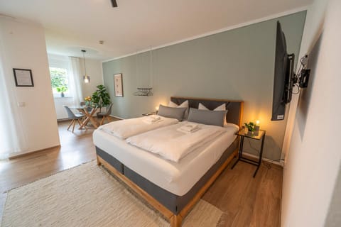 Bed, TV and multimedia, Photo of the whole room, Dining area, Bedroom