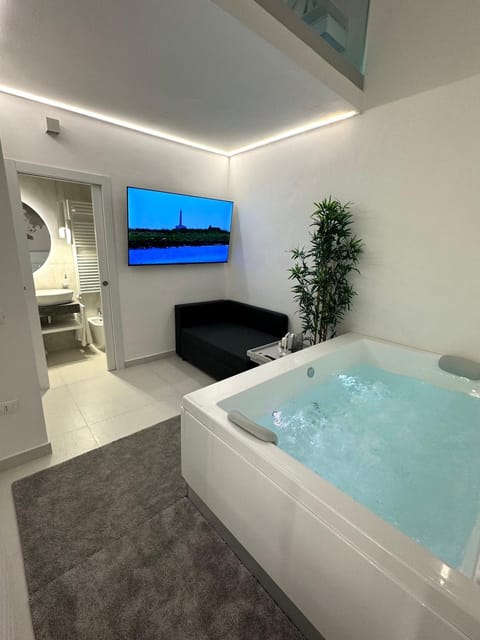 Hot Tub, Hot Tub, TV and multimedia, Bath