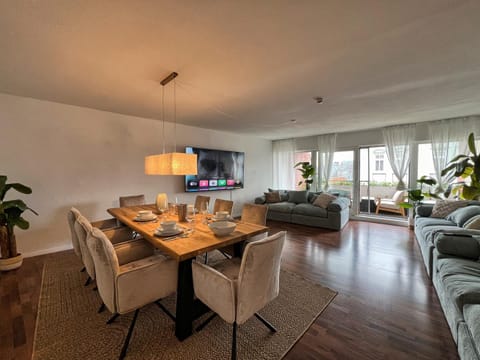 Communal lounge/ TV room, TV and multimedia, Living room, Seating area, Dining area