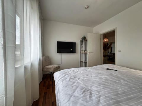 Bed, TV and multimedia, Photo of the whole room, Bedroom