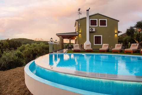 Property building, Day, Natural landscape, Mountain view, Pool view, Swimming pool, sunbed
