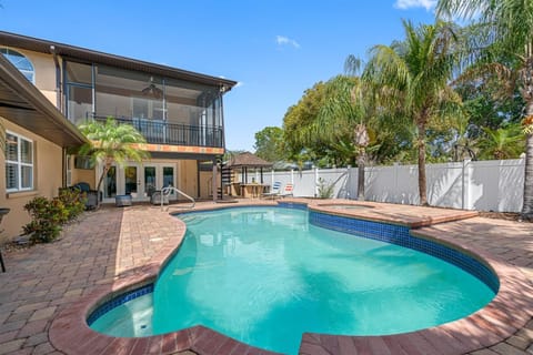 Luxury Mansion w Heated Pool and Spa House in Tampa