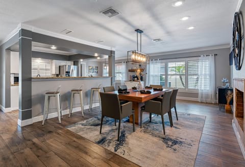 Luxury Mansion w Heated Pool and Spa House in Tampa