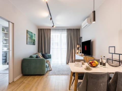 Communal lounge/ TV room, TV and multimedia, Living room, Food and drinks, Seating area, Dining area, Evening entertainment, Food