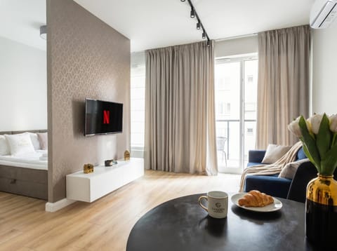 Communal lounge/ TV room, Bed, TV and multimedia, Living room, Food and drinks, Photo of the whole room, Seating area, Evening entertainment, Bedroom, Food, Breakfast, Continental breakfast