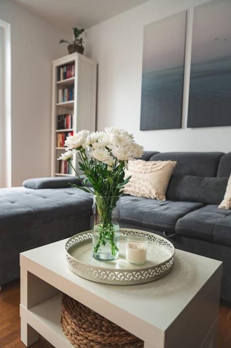 Living room, Decorative detail, Seating area