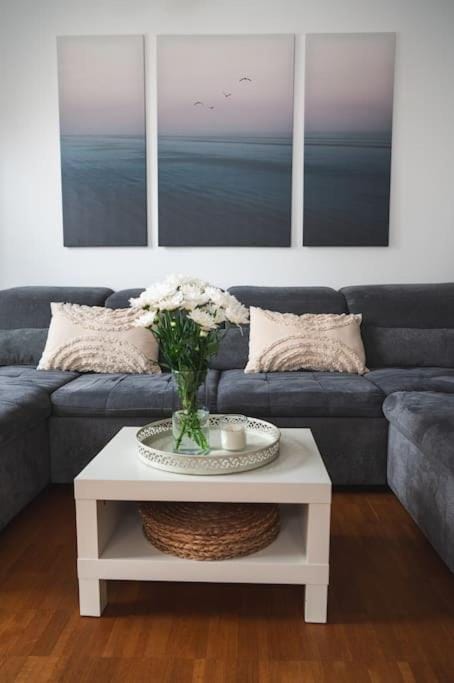 Living room, Decorative detail, Seating area