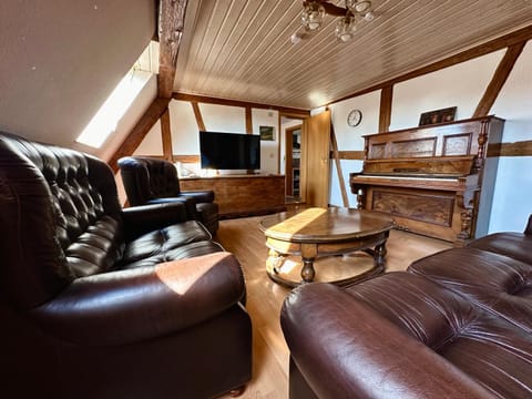 Communal lounge/ TV room, TV and multimedia, Living room, Seating area, Evening entertainment