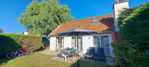 Property building, Patio, Day, Garden, Garden view, sunbed