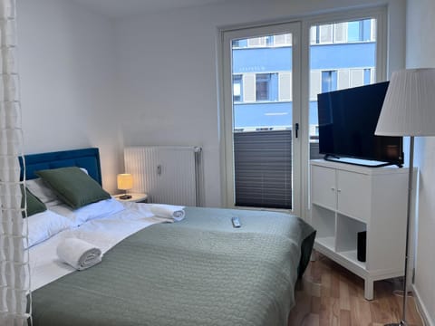 Bed, TV and multimedia, Photo of the whole room, Bedroom, towels