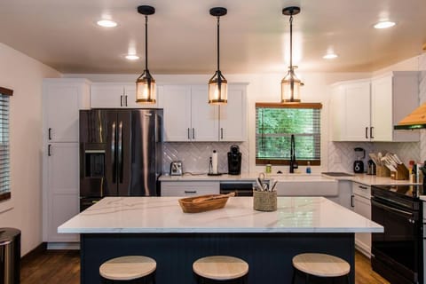 Black Bear Vista-3BR Fast Wi-Fi House in Shenandoah Valley