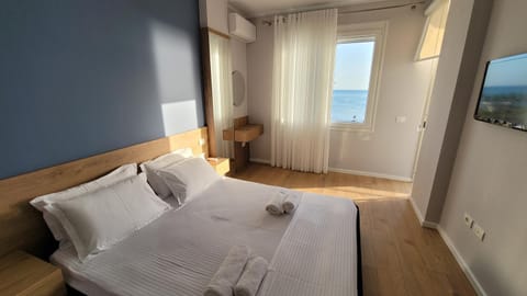 Bed, TV and multimedia, Photo of the whole room, Bedroom, Sea view