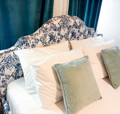 Orpheus House Beachfront 2BR Apartment with Balcony & Sea View Walk to Old Town Apartment in Chania