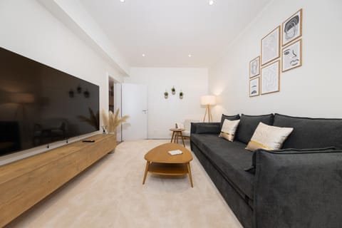 Communal lounge/ TV room, TV and multimedia, Living room, Seating area, Evening entertainment