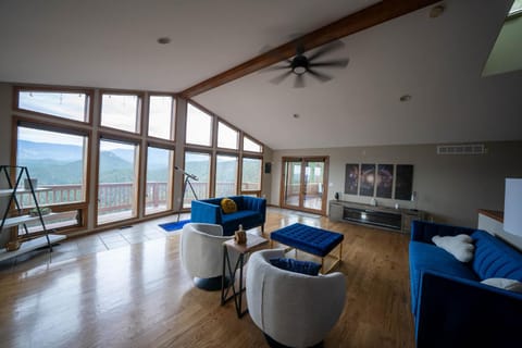 Starry Mountain Manor! Infinity Swing, Decks, Spa Villa in Bailey