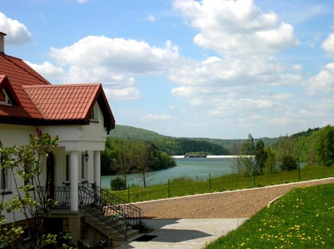 Facade/entrance, Area and facilities