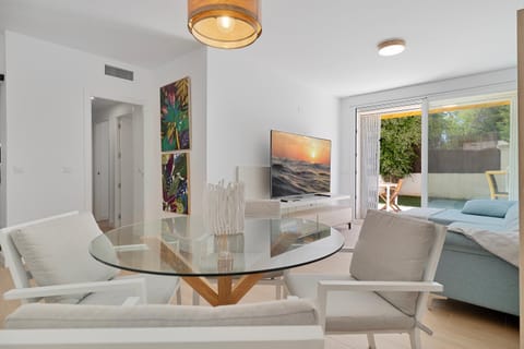 TV and multimedia, Living room, Seating area, Dining area