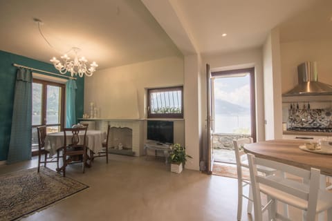 Living room, Lake view