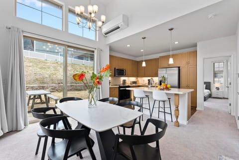 Kitchen or kitchenette, Seating area, Dining area, oven, stove