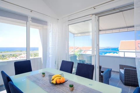 Seating area, Dining area, Sea view