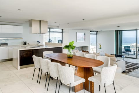 Kitchen or kitchenette, Living room, Seating area, Dining area, stove