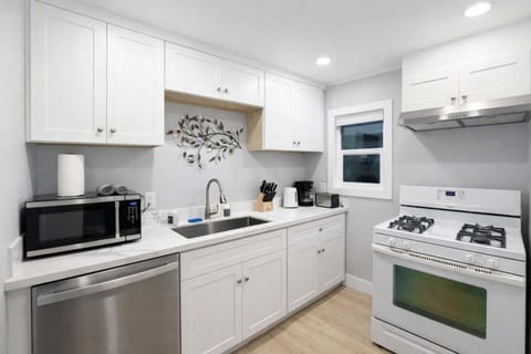 Coffee/tea facilities, Kitchen or kitchenette, dishwasher, oven, stove, toaster