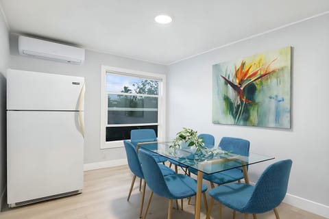 Living room, Decorative detail, Seating area, Dining area, air conditioner