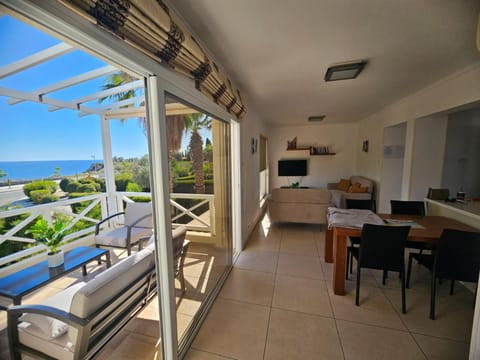 Day, Natural landscape, View (from property/room), Balcony/Terrace, Dining area, Sea view