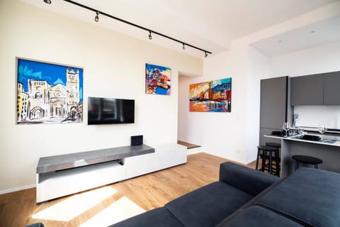 Communal lounge/ TV room, TV and multimedia, Kitchen or kitchenette, Living room, Seating area, Dining area, internet