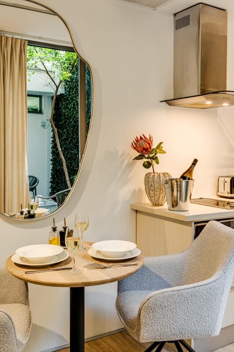 Coffee/tea facilities, Kitchen or kitchenette, Living room, Seating area, Dining area