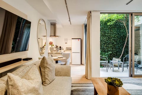 Kitchen or kitchenette, Living room, Seating area, Dining area, Garden view