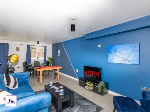 Communal lounge/ TV room, TV and multimedia, Living room, Seating area, Evening entertainment