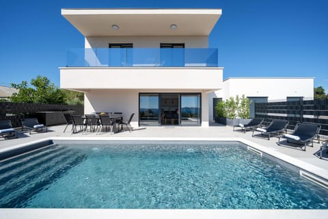 Property building, Day, Swimming pool, sunbed